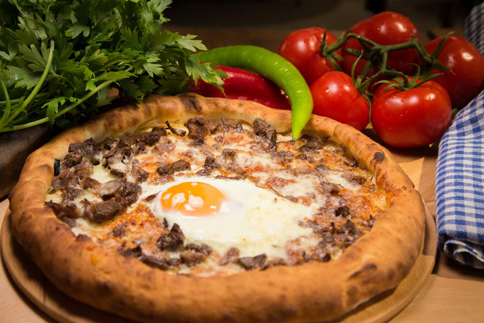 Kavurmalı Kaşarlı Pide