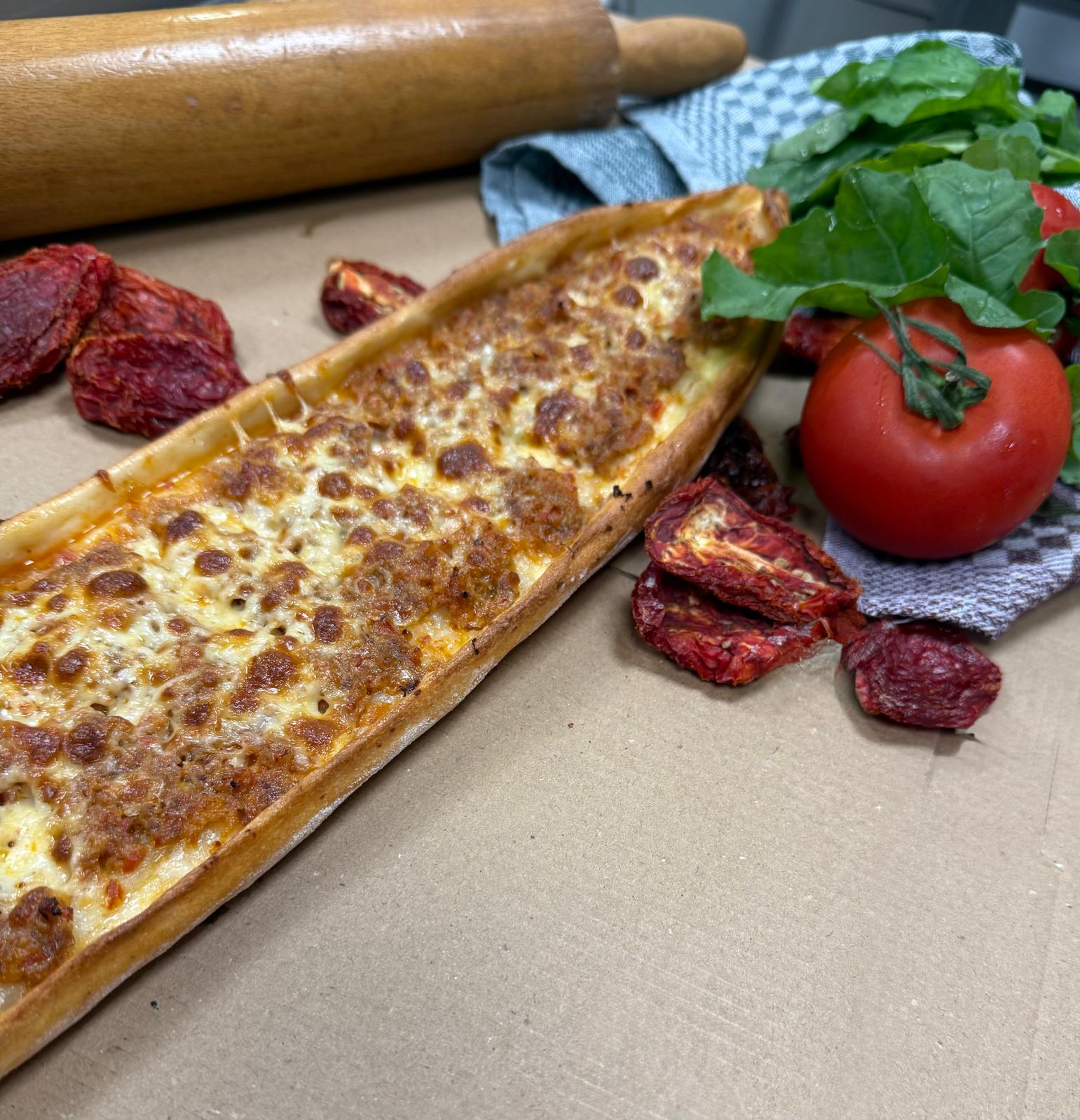 Kıymalı Kaşarlı Pide
